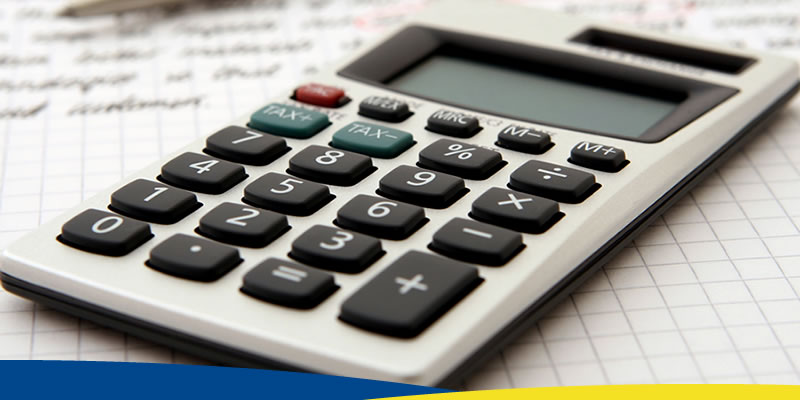Calculadora disposta em cima de blocos de papel