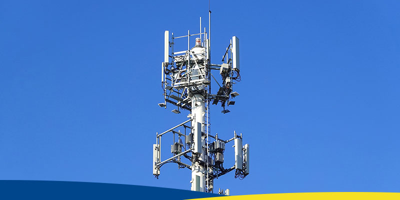 Antena de telefonia celular com céu azul ao fundo