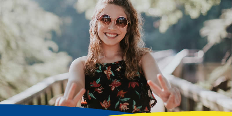 Garota sorrindo, fazendo