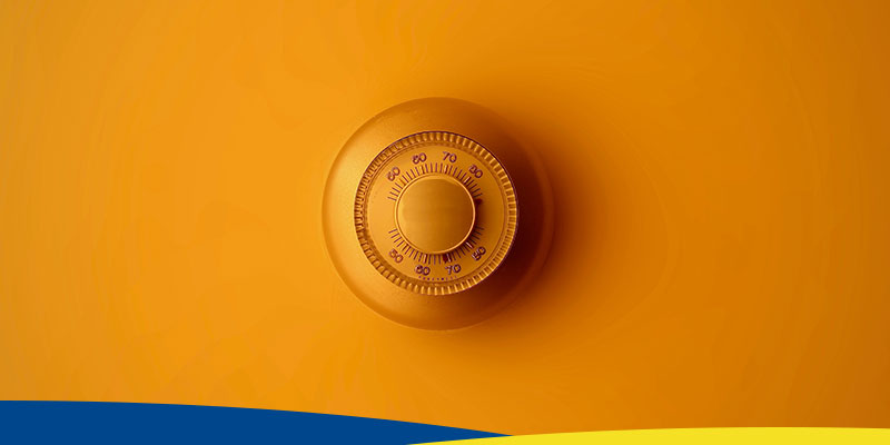 Imagem com fundo amarelo mostrando a fechadura de um cofre