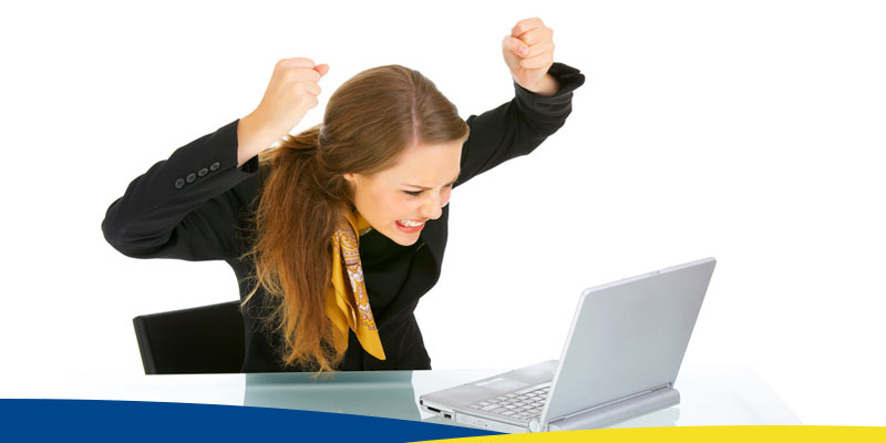 Mulher esbravejando com um notebook branco