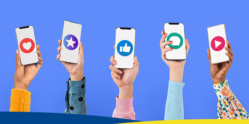 Diversas mãos segurando celulares com logotipos de redes sociais variadas