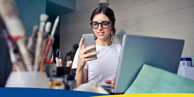 Mulher, com camiseta branca, usando smartphone