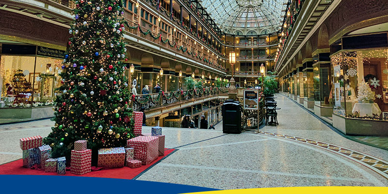 Interior de edifício com árvore de Natal iluminada