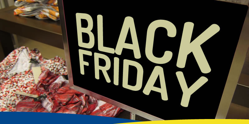 Placa de preço em vitrine, com o texto "Black Friday"