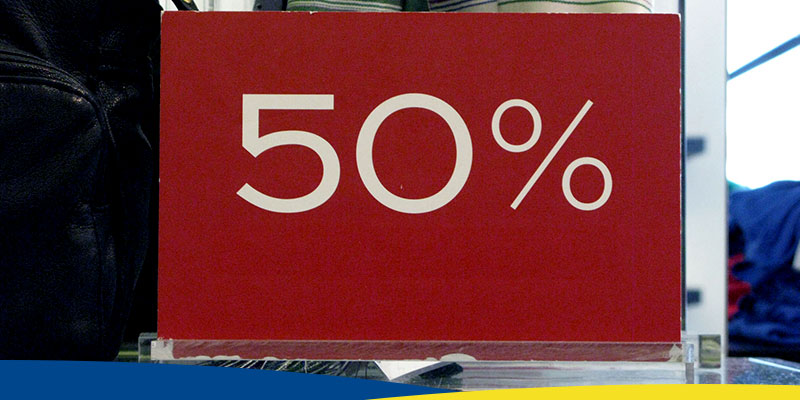 Placa de desconto de 50% em vitrine de loja