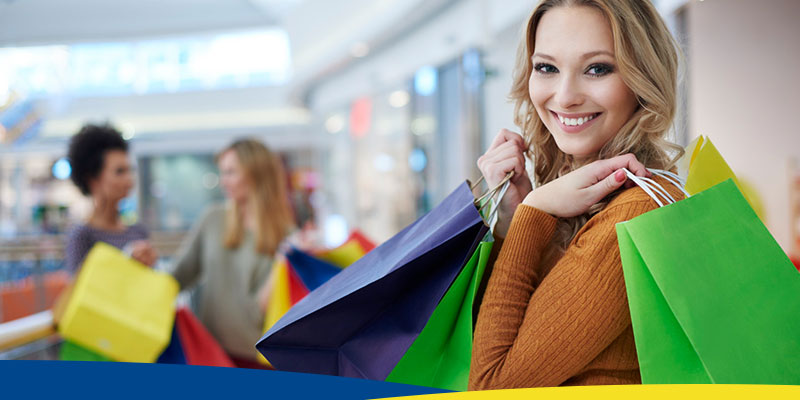 Mulher, loira, segurando sacolas de compras