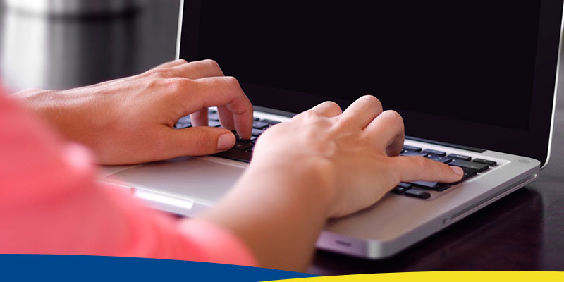 Mãos usando teclado de um notebook